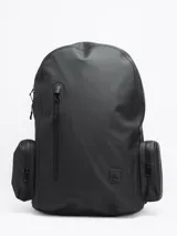 Mochila negra impermeable de estilo moderno y estético, con diseño opaco. Cuenta con compartimento principal con funda acolchada para computadora, varios bolsillos organizadores internos y bolsillos externos con cierre a los lados. Incluye correas ajustables con broche frontal para mayor estabilidad.