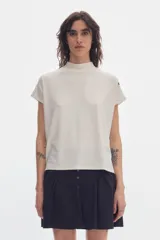 Blusa de jersey shiny color off-white, de manga corta, con cuello alto y calce holgado.