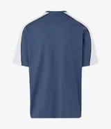 Remera de corte relajado color azul, con cuello redondo y mangas cortas. Presenta paneles laterales en color blanco con ribetes negros y un estampado frontal con el texto 'openminds' en un diseño ovalado.