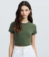 Blusa cropped de Blue Steel, confeccionada en algodón con elastano. Presenta cuello redondo, mangas cortas y un diseño básico ajustado al cuerpo.