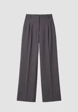 Pantalón sastrero de corte recto y tiro alto, con diseño de rayas verticales finas. Presenta pinzas frontales, bolsillos laterales y cierre con botón y cremallera.