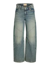 Jean wide fit de tiro medio, pierna curva y corte relajado, confeccionado en denim con lavado desgastado y costuras decorativas segmentadas.