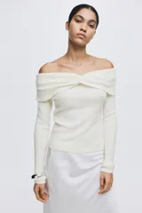 Buzo corto de punto acanalado, con escote off-the-shoulder y detalle de nudo frontal.