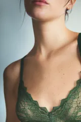 Soutien sin aro de encaje color verde oscuro, con tirantes regulables y diseño delicado.