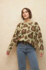 Sweater de punto color verde claro con estampado animal print en tonos marrones.