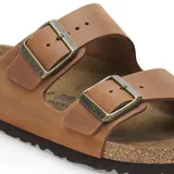 Sandalias Birkenstock modelo Arizona, color marrón coñac, con dos tiras ajustables con hebillas metálicas y suela de corcho y EVA.