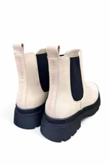 Bota tipo chelsea Splendid color beige, con paneles elásticos laterales negros y suela gruesa track en color negro con plataforma y taco bajo.