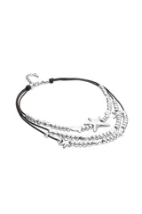 Collar multicapa compuesto por cordones de cuero oscuro y cuentas metálicas plateadas, con dijes en forma de estrella de mar.