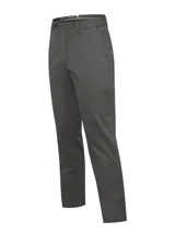 Pantalón chino de hombre color gris oscuro, con corte slim y apariencia ligeramente desgastada. Presenta cierre de cremallera y botón, bolsillos delanteros inclinados y bolsillos traseros ribeteados.