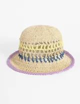 Gorro tipo bucket de papiro color beige con franjas tejidas en amarillo, azul y lila.