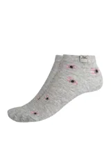 Soquete de algodón color gris melange con estampado de pequeñas cámaras fotográficas en tonos rosados y etiqueta lateral con logo.
