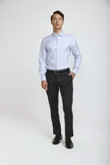 Camisa de vestir blanca de corte clásico, con cuello rígido, cierre frontal de botones y mangas largas con puños abotonados.