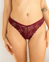 Tanga colaless de encaje color bordó, con detalle de letras brillantes en la parte trasera.