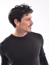 Sweater negro de punto con cuello redondo y mangas largas.