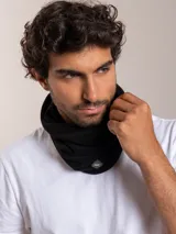 Cuello tipo bufanda circular color negro, confeccionado en poliéster.