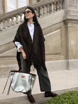 Cartera tipo tote de cuero color suela, con textura grabada tipo cocodrilo en el frente y laterales de gamuza. Cuenta con doble asa de hombro, detalles de costuras visibles, flecos decorativos laterales y cierre interno.