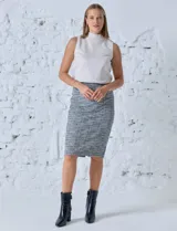 Falda de tweed gris con cintura elastizada, bolsillos simulados en el frente y tajo en el ruedo trasero.