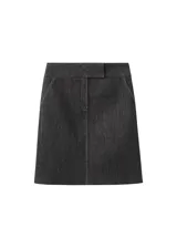 Falda midi de denim color negro, corte recto con tiro alto y bolsillos laterales.