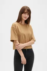 Remera negra de algodón de corte ancho y corto, con mangas cortas y cuello redondo a la base.