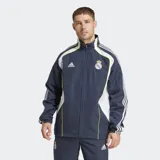 Campera deportiva Adidas de entrenamiento del Real Madrid, color azul marino con paneles laterales blancos y ribetes finos en amarillo neón. Presenta cierre frontal, cuello alto y el escudo del club bordado en el pecho.