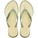 Ojotas Havaianas modelo Top Point Fusion, con base color crema y bordado en verde claro. Las tiras son de goma verde claro con el logo de Havaianas en relieve.