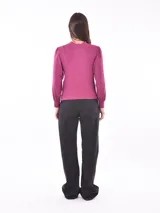 Polera negra de cuello alto y mangas largas abullonadas.