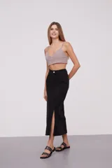 Top corto de breteles finos con escote en V, diseño al cuerpo y cierre posterior con elástico.