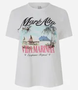 Remera de algodón blanca, de manga corta y cuello redondo, con estampa frontal inspirada en paisajes tropicales y detalles de lentejuelas.
