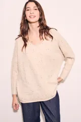 Sweater beige con cuello en V y mangas largas.