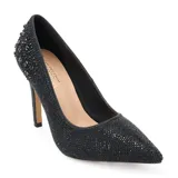 Zapato stiletto negro con acabado brillante cubierto de pequeños cristales, con punta fina y tacón alto tipo aguja.