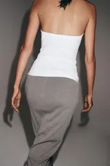 Top de cuello halter confeccionado en tejido rib con mezcla de algodón, de diseño ajustado y espalda descubierta.