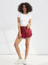 Short deportivo de satén color bordó con cintura elástica y ribetes blancos en los bordes.