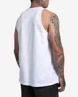 Musculosa blanca de corte clásico, con cuello redondo y diseño sin mangas. Cuenta con un pequeño estampado circular en el pecho con efecto espiral y logo de la marca.