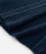 Cardigan abierto de punto pesado con textura peludita, manga larga y diseño alargado. Prenda versátil de corte holgado.