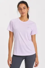 Remera deportiva de manga corta con cuello redondo, confeccionada en tejido técnico transpirable. Presenta un diseño liso con logo pequeño en el pecho.