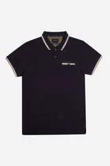 Remera polo azul marino de manga corta, con cuello y puños a rayas blancas y verde militar. Presenta un bolsillo en el pecho con detalle de franja a rayas y el logo de la marca "Brooksfield" bordado en dorado.