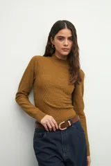 Polera color beige de tejido tramado, con cuello alto y bordado en el cuello, corte ajustado.