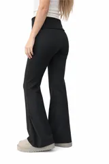 Calza de tiro alto con pretina ancha, corte ajustado en la parte superior y botamanga acampanada.