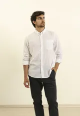 Camisa de manga larga confeccionada en una mezcla de algodón y lino, con cuello abotonado, bolsillo frontal en el pecho y cierre de botones.