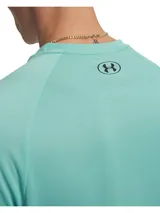 Remera deportiva Under Armour de manga corta, color turquesa, con cuello redondo y logo de la marca estampado en el pecho. Confeccionada en tejido técnico liviano y transpirable.