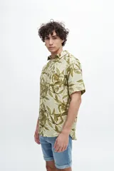 Camisa negra con estampado cachemir en blanco, de manga corta y corte recto.