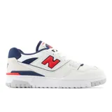 Championes New Balance 550 de cuero blanco con detalles en azul y rojo.
