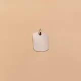 Dije rectangular liso en plata 925, con bordes redondeados y argolla superior para colgar.