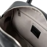 Cartera tipo bowling de la marca XL, confeccionada en símil cuero color negro. Presenta asas fijas, correa regulable extraíble, cierre superior y placa metálica con logo en el frente.