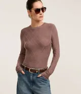 Suéter de punto color marrón, con cuello redondo, manga larga y textura geométrica de losângos.