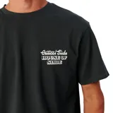 Remera negra de manga corta con estampado pequeño en el pecho.