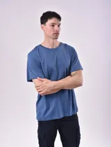 Remera de manga corta, cuello redondo y calce regular, color negro.