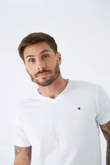 Remera básica de algodón color negro, con escote en V, manga corta y logo bordado en el pecho.