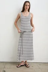 Vestido largo a rayas verdes y blancas, con escote redondo, sin mangas y aberturas laterales.