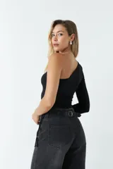 Top asimétrico de una sola manga larga, color azul, con jaretas ajustables en ambos laterales del torso que permiten regular el largo de la prenda.